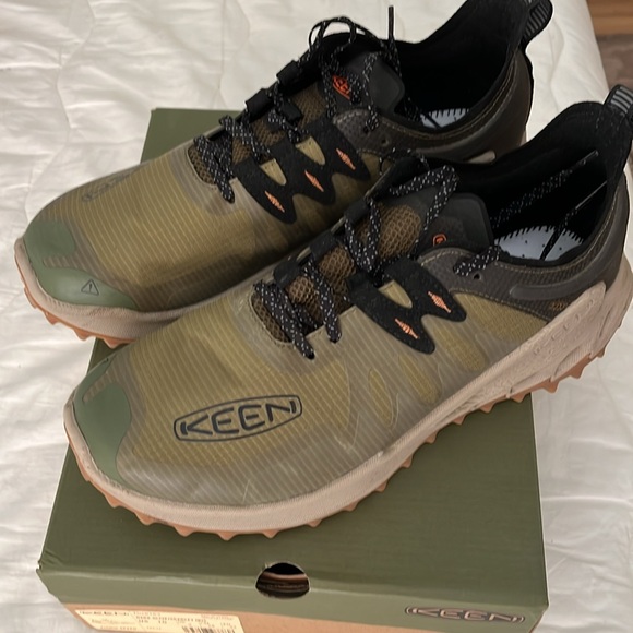 Mens Keen Zionic hiking shoes, size 10. - Picture 2 of 6